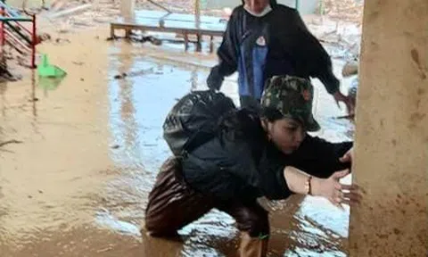 Cô giáo bật khóc trước cảnh trường lớp ngập ngụa bùn đất sau lũ